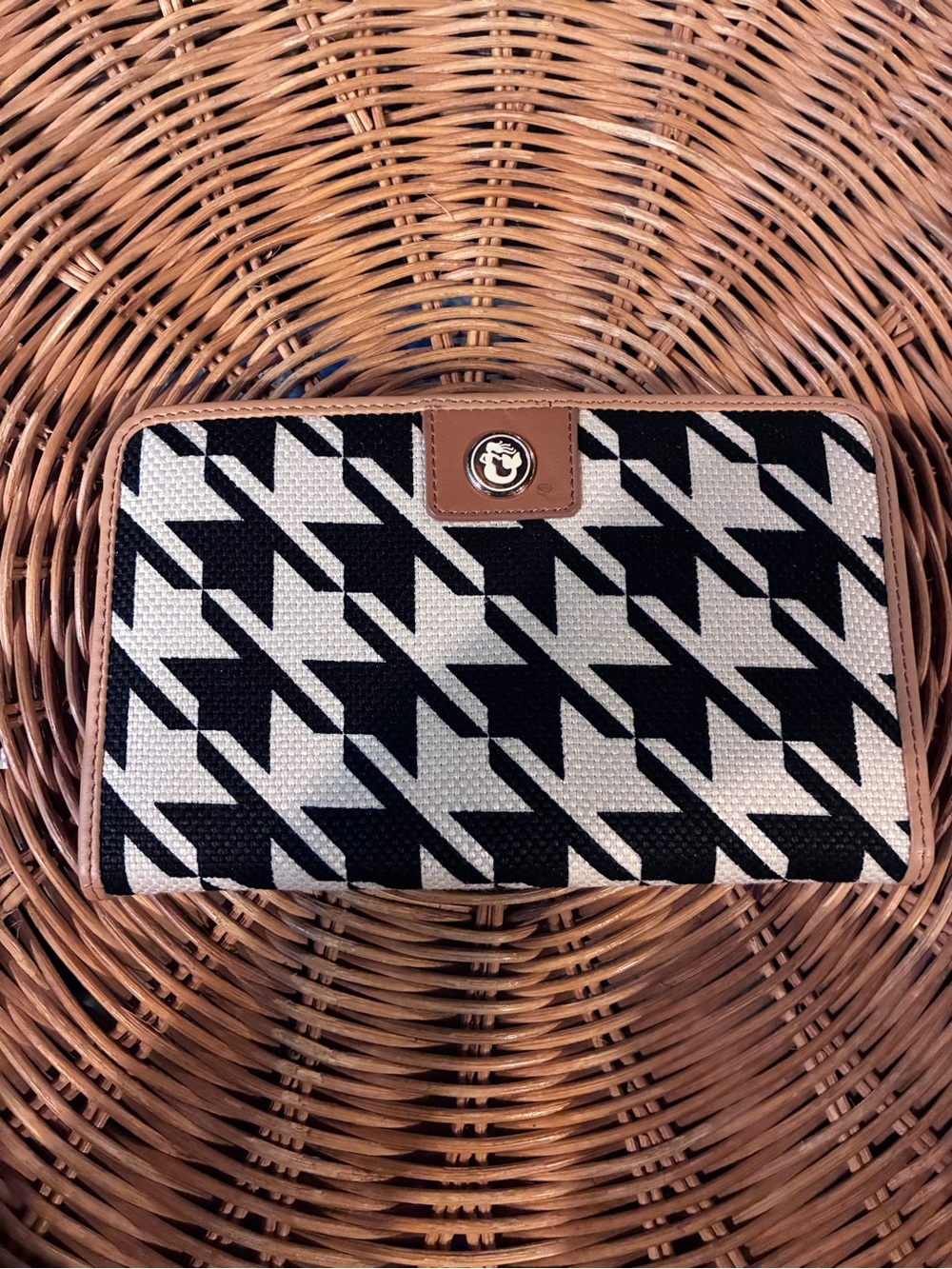 Spartina 449 Black and White Houndstooth Zip Wallet with Tan Trim